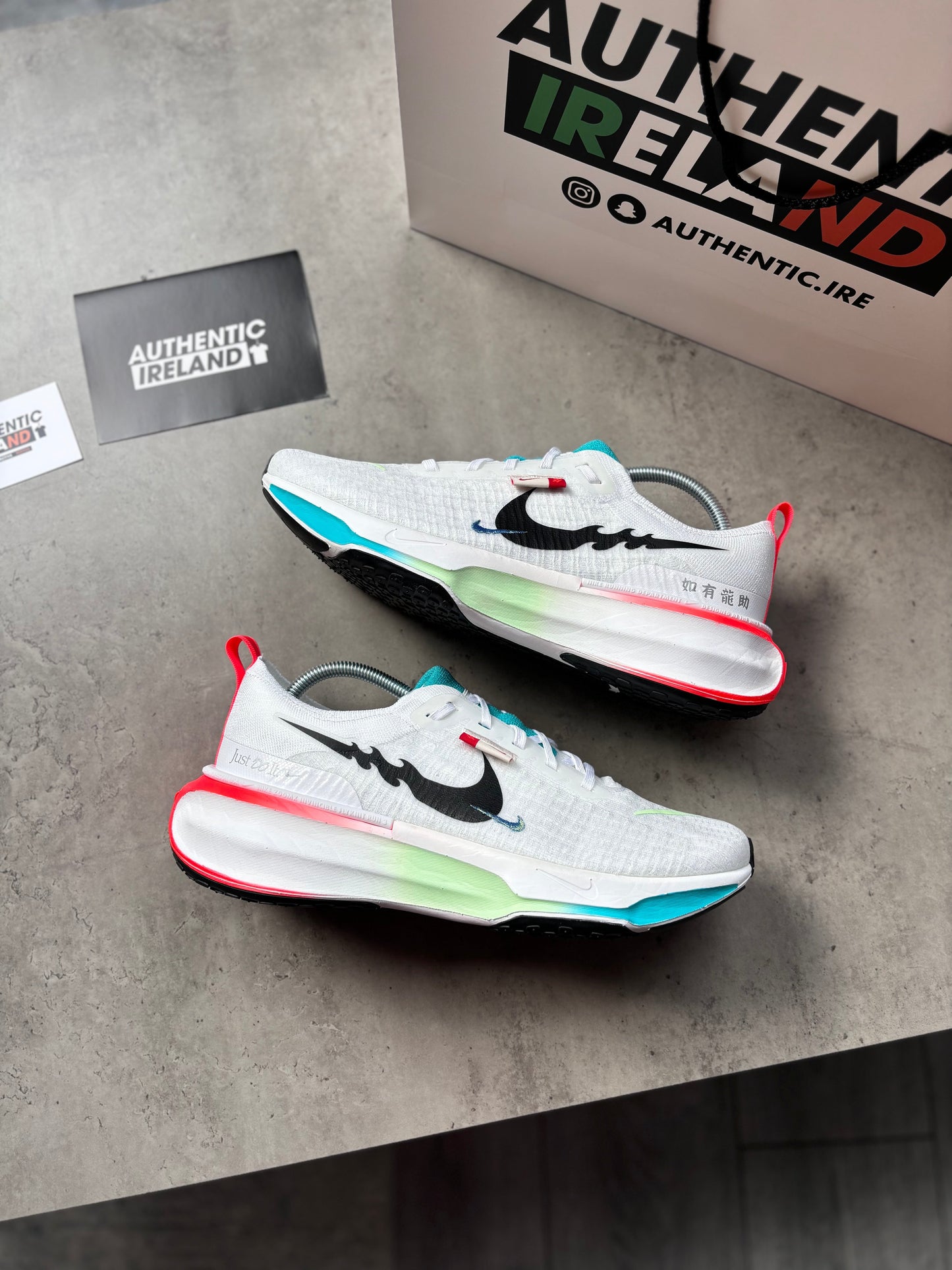 NIKE ZOOMX INVINCIBLE - MULTI/WHITE